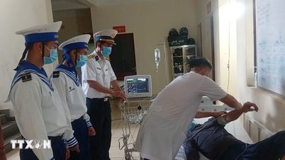 Khánh Hòa: Cấp cứu kịp thời ngư dân bị bệnh ở đảo Trường Sa