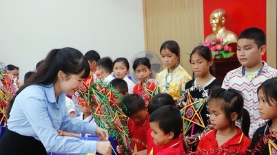Trao 100 suất quà của Trung ương Đoàn cho học sinh có hoàn cảnh khó khăn tại Nghệ An