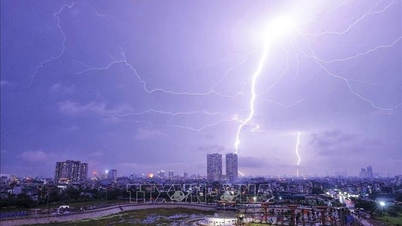 激しい雷雨のためハノイに雷が落ちた。