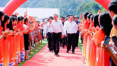 Le secrétaire général To Lam assiste à la cérémonie d'inauguration des travaux de construction d'un internat inter-niveaux dans une commune occidentale de la province de Nghe An.
