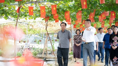 Vicevoorzitter van de Nationale Vergadering Le Minh Hoan bezoekt een coöperatie voor agrarisch toerisme in Son La