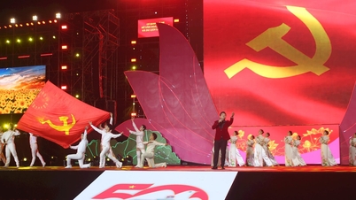 Певцы Во Ха Трам и Дык Туан выступают в художественной программе «Вера и стремление».