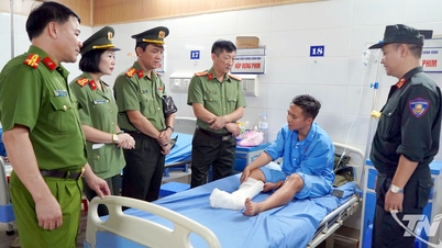 Thăm, động viên cán bộ bị thương khi tham gia khắc phục hậu quả thiên tai
