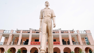हो ची मिन्ह सिटी पार्टी कांग्रेस के स्वागत के लिए पुस्तकों का उपयोग करके न्हा रोंग घाट और डीके1 प्लेटफार्म के मॉडल बनाना