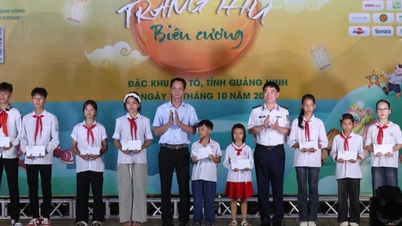 Akhbar Nguoi Lao Dong menyampaikan 500 bendera negara dan 15 biasiswa di Co To