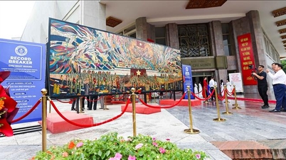 Pintura em laca "Tio Ho lendo a Declaração da Independência" é premiada com o Guinness World Record