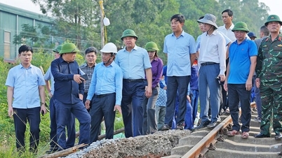 ທ່ານ​ປະ​ທານ​ຄະ​ນະ​ກຳ​ມະ​ການ​ປະ​ຊາ​ຊົນ​ນະ​ຄອນ ຮ່າ​ໂນ້ຍ ເຈິ່ນ​ຊີ​ແທ່ງ ໄດ້​ລົງ​ກວດ​ກາ​ເຂດ​ຖືກ​ນ້ຳ​ຖ້ວມ​ຢູ່ 2 ຕາ​ແສງ Da Phuc ແລະ Trung Gia.