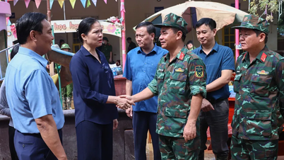 Thăm hỏi, trao quà cho người dân vùng lũ Thái Nguyên, Bắc Ninh