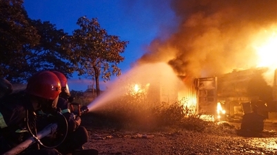 Zwei Öltanker neben Petrolimex-Laden wurden durch Feuer zerstört
