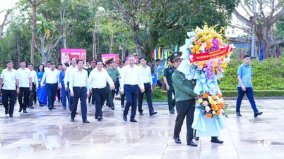 អគ្គលេខាធិកា To Lam ថ្វាយផ្កា និងធូបនៅរមណីយដ្ឋានពិសេសជាតិ Kim Lien ខេត្ត Nghe An