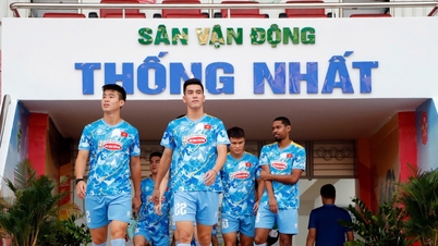 Das vietnamesische Team und Herr Kim überreichten den Fans in Ho-Chi-Minh-Stadt besondere Geschenke