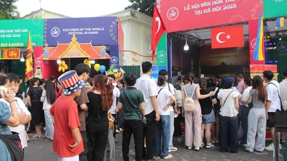 ต่อคิวช้อปสินค้าพิเศษนานาชาติในงาน World Cultural Festival