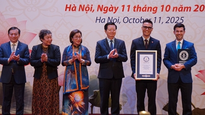 ພາບແຕ້ມ “ລຸງໂຮ່ ອ່ານຖະແຫຼງການເອກະລາດ” ຂອງ ຈູ່ແທັງກວາງ ໄດ້ຮັບສະຖິຕິໂລກ