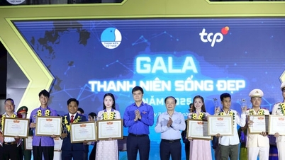 ​ໃຫ້​ກຽດ​ແກ່​ໄວ​ໜຸ່ມ​ທີ່​ດຳລົງ​ຊີວິດ​ທີ່​ເປັນ​ປະ​ໂຫຍ​ດຂອງ​ປະຊາ​ຄົມ