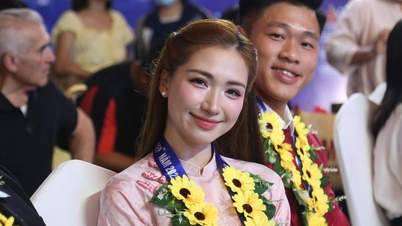 Hoa Minzy and the village chief who saved 90 people were honored as 'Young people living beautifully'