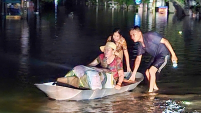 Nước sông Thương vẫn trên báo động 3, người dân xuyên đêm chạy lũ