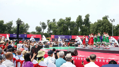 ハノイで第1回世界文化祭が開催され、数万人の観光客が訪れた。