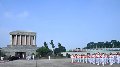 [Ảnh] Đoàn đại biểu dự Đại hội Đảng bộ Chính phủ vào Lăng viếng Chủ tịch Hồ Chí Minh