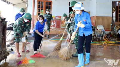 Plus de 200 soldats aident les habitants du quartier de Linh Son à surmonter les conséquences des inondations