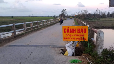 Sebuah "lubang kematian" muncul di jalan di awal jembatan Nay di Ha Tinh.