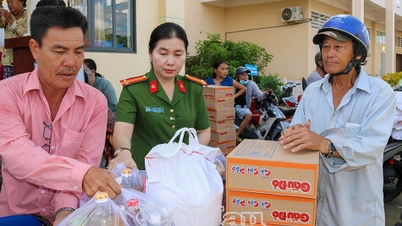 Trao gần 300 suất quà lan tỏa yêu thương đến người dân khó khăn