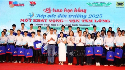 Trao 111 suất học bổng cho tân sinh viên có hoàn cảnh khó khăn