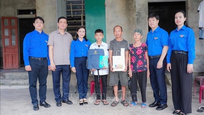 Thăm, tặng quà người dân và thanh thiếu nhi Hà Tĩnh bị ảnh hưởng bởi bão số 10