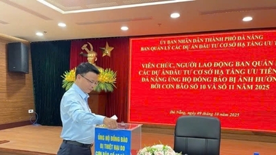 Der Vorstand für vorrangige Infrastrukturinvestitionsprojekte der Stadt Da Nang unterstützt Menschen, die von Stürmen und Überschwemmungen betroffen sind.