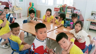 파도를 이겨내고 수업에 참석한 Nhon Chau 교사와 학생들은 꿈의 불꽃을 계속 타오르게 합니다.