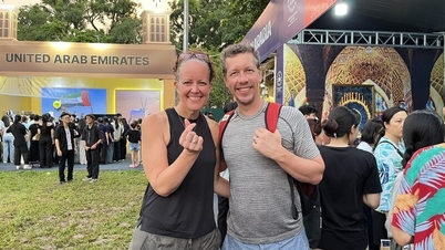 Internationale bezoekers zijn gefascineerd door het verkennen van het Wereld Cultureel Festival in Hanoi