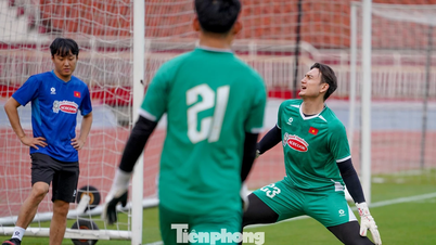 Vietnam team's goalkeepers sweat with... footwork