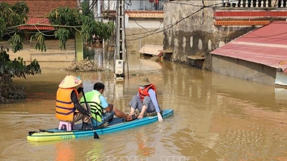 カウ川の洪水はゆっくりと引いていますが、ハノイの多くの地域は依然として深刻な冠水に見舞われています。
