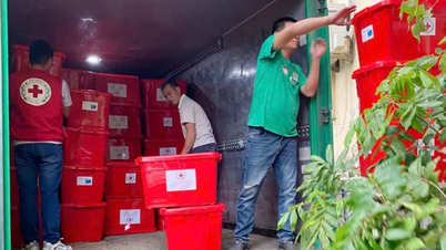 Het Vietnamese Rode Kruis biedt noodhulp aan slachtoffers van overstromingen in 10 provincies