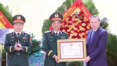 [Ảnh] Tổng Bí thư dự Lễ kỷ niệm 80 năm Ngày truyền thống Lực lượng vũ trang Quân khu 4
