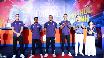 MU의 전설적인 4인조가 베트남 거리 축구팀 4개를 이끌며 맞붙는다.
