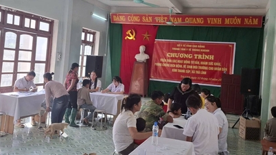 Trung Khanh Medical Center organiserade läkarundersökningar, tillhandahöll gratis medicin och sanerade miljön för att övervinna konsekvenserna av översvämningarna i byn Thang Sap i Tra Linh kommun.