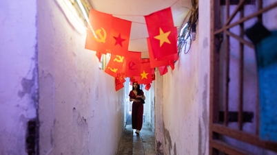 Westliche Touristen quetschen sich durch kleine Gassen und steigen schmale Treppen hinauf, um in Hanoi ein „Wartecafé“ zu finden