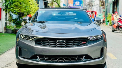 Nahaufnahme des Chevrolet Camaro RS Cabrio 2019, zum Verkauf für 2,1 Milliarden in Ho-Chi-Minh-Stadt