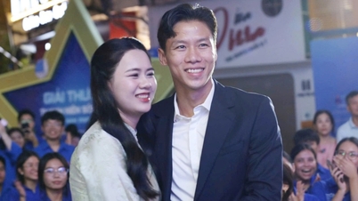 Fotballspilleren Que Ngoc Hai og kona hans ble hedret som «lykkelig ung familie»