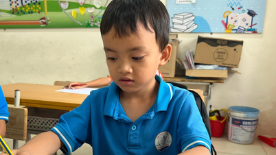 Hanoi: Muchos estudiantes todavía tienen que usar barcos para ir a la escuela.