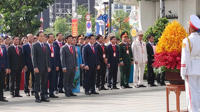 Delegierte des Parteitags von Ho-Chi-Minh-Stadt besuchten den Märtyrerfriedhof der Stadt.