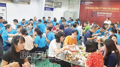 Bữa cơm công đoàn ấm lòng người lao động