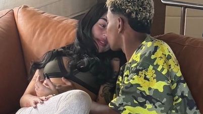 لامين يامال يعرض صورًا له وهو يقبل صديقته مغنية الراب بشغف
