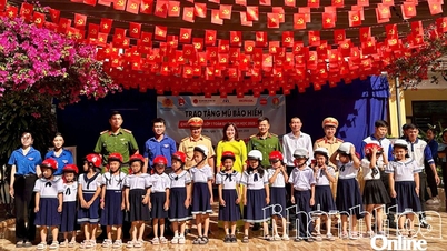 Cam Ranh Ward: ນັກຮຽນ, ຄູ-ອາຈານ ແລະ ພໍ່ແມ່ປະຊາຊົນຫຼາຍກວ່າ 1,000 ຄົນ ໄດ້ຮັບແຈ້ງການກ່ຽວກັບກົດໝາຍວ່າດ້ວຍຄວາມປອດໄພຈະລາຈອນ.