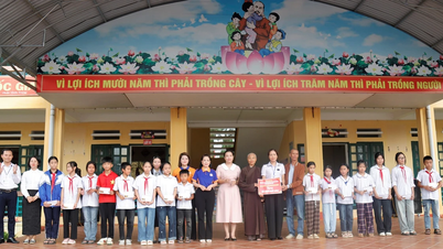 វួដ Au Lau៖ សិស្ស​៩៧​នាក់​ដែល​រង​គ្រោះ​ដោយ​ខ្យល់​ព្យុះ​លេខ​១០​បាន​ទទួល​អំណោយ