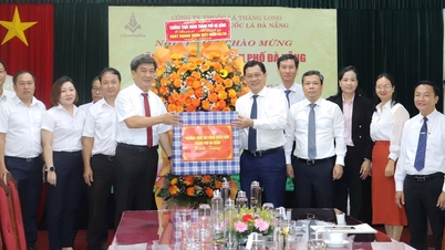 Phó Chủ tịch Thường trực HĐND thành phố Trần Phước Sơn thăm, chúc mừng doanh nghiệp tiêu biểu