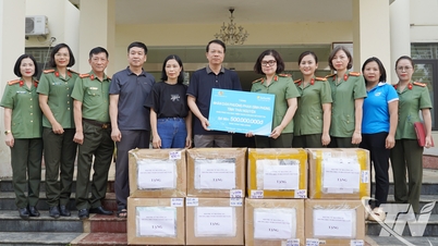 The People's Public Security Women's Association presents gifts to support overcoming the consequences of natural disasters.