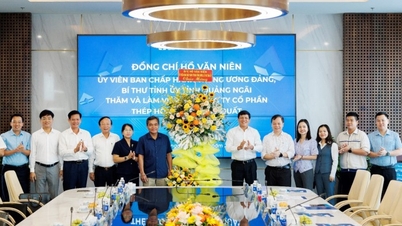 លេខាបក្សខេត្ត Ho Van Nien បានទៅទស្សនា និងអបអរសាទរ Hoa Phat Dung Quat Steel ក្នុងទិវាសហគ្រិនវៀតណាម