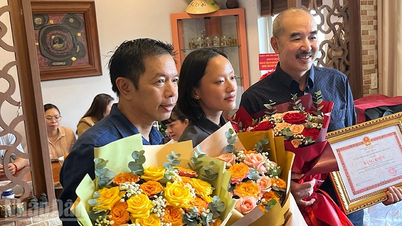 ມອບ​ໃບ​ຢັ້ງ​ຢືນ​ຄວາມ​ເມດ​ຕາ​ໃຫ້​ຜູ້​ອໍາ​ນວຍ​ການ Bui Thac Chuyen
