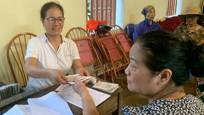 Paying pensions to beneficiaries in cash in Thai Nguyen right after the flood
